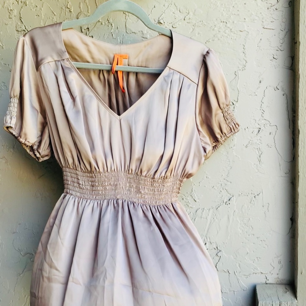 BCBG defined waist feminine top